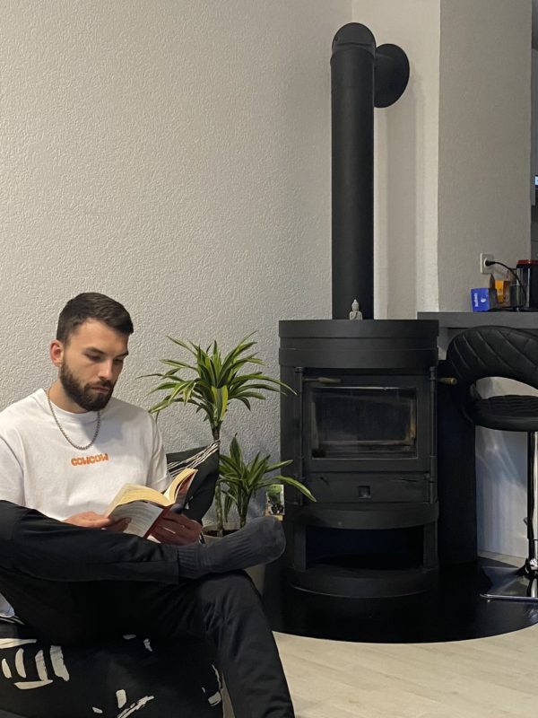 The Transformative Power of Daily Reading: Nurturing a Positive Mindset